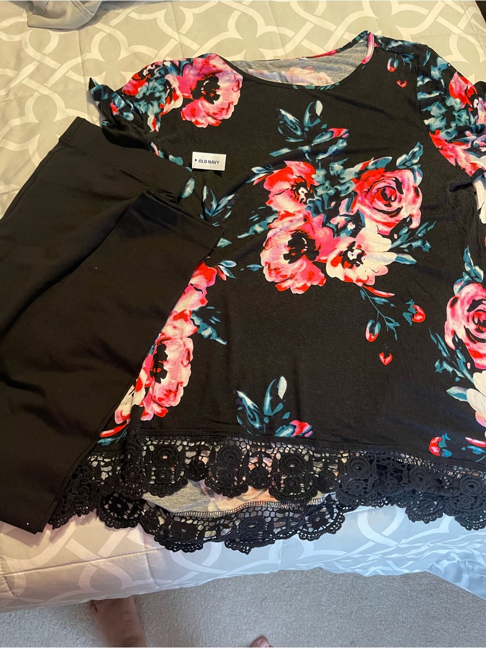 Old Black Floral Lace-Trim Top & black leggings